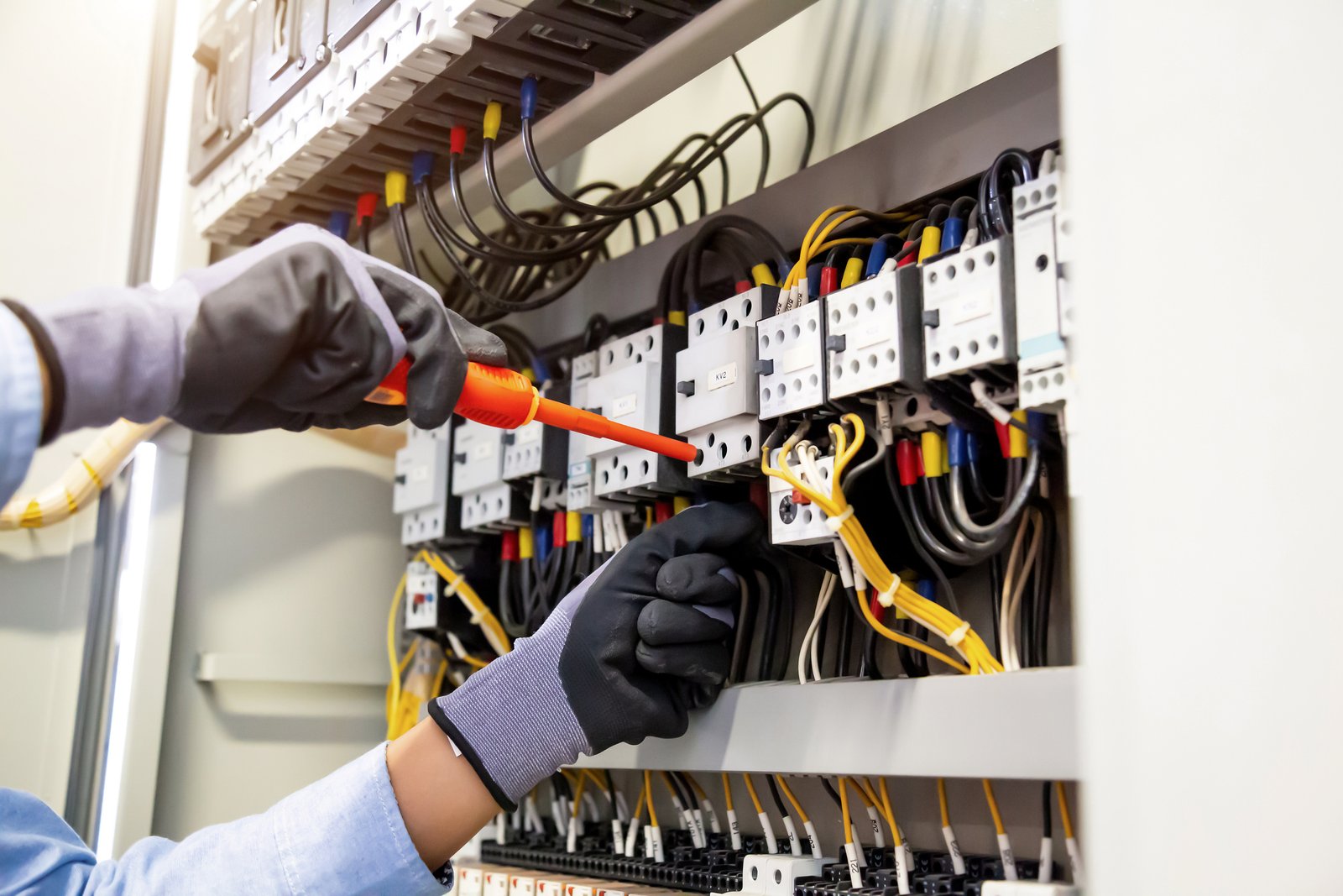 Componentes y conexiones de un gabinete eléctrico